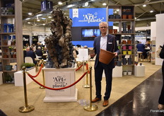 Kees Waqué of Desch presenting The Rethinker; 'art made out of pots and trays', the new DPY injected Flowerpots and a new Nora hanging basket (32cm diameter) with a 2 liter water reservoir.